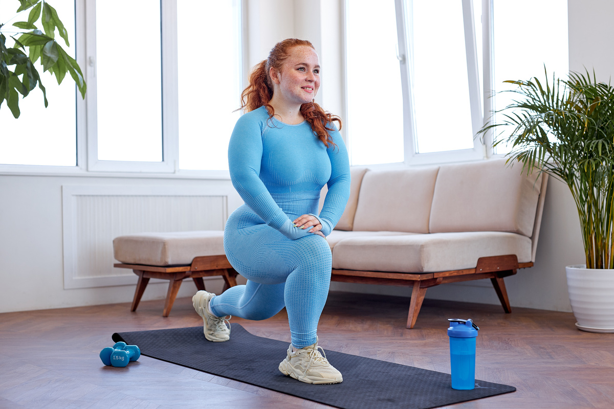 Woman doing lunges on a yoga mat